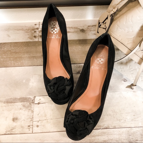 Vince Camuto Shoes - Vince Camino suede black pumps. Like new ✨